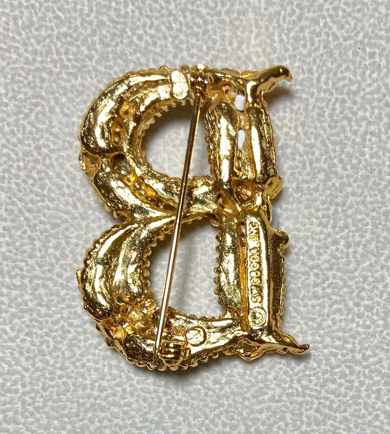 字母「B」胸针 — 红玉髓、橄榄石、淡水珍珠 (2)