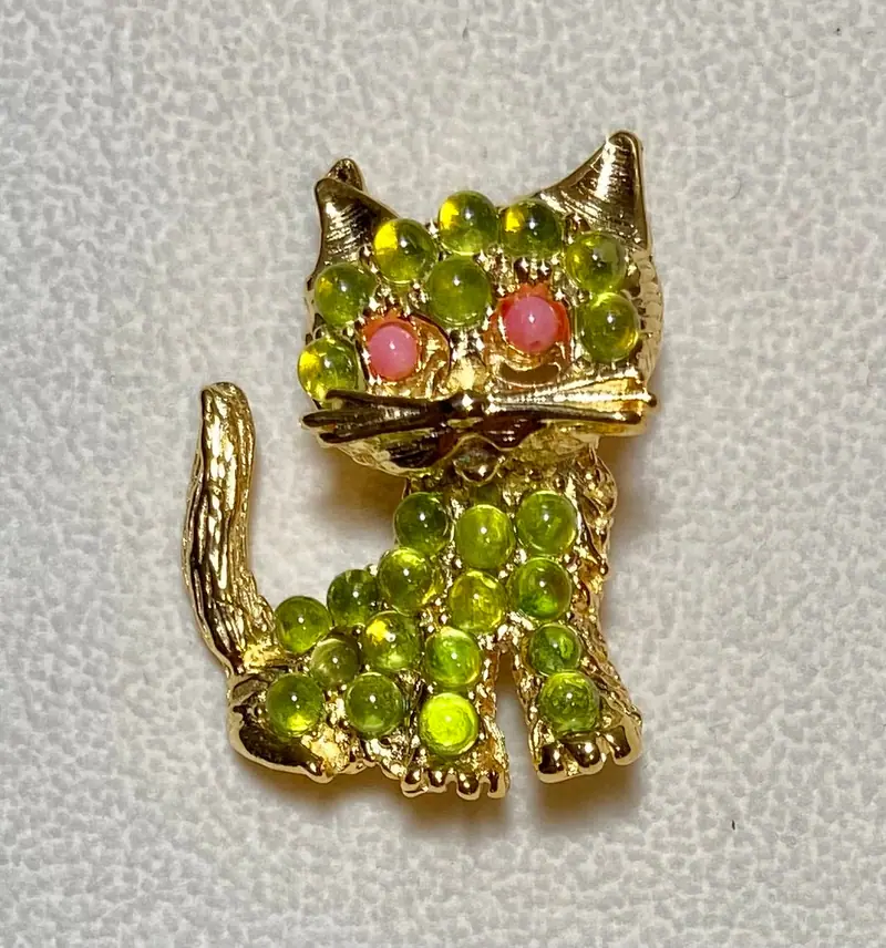 Cat Brooch — Peridot, Coral Eyes