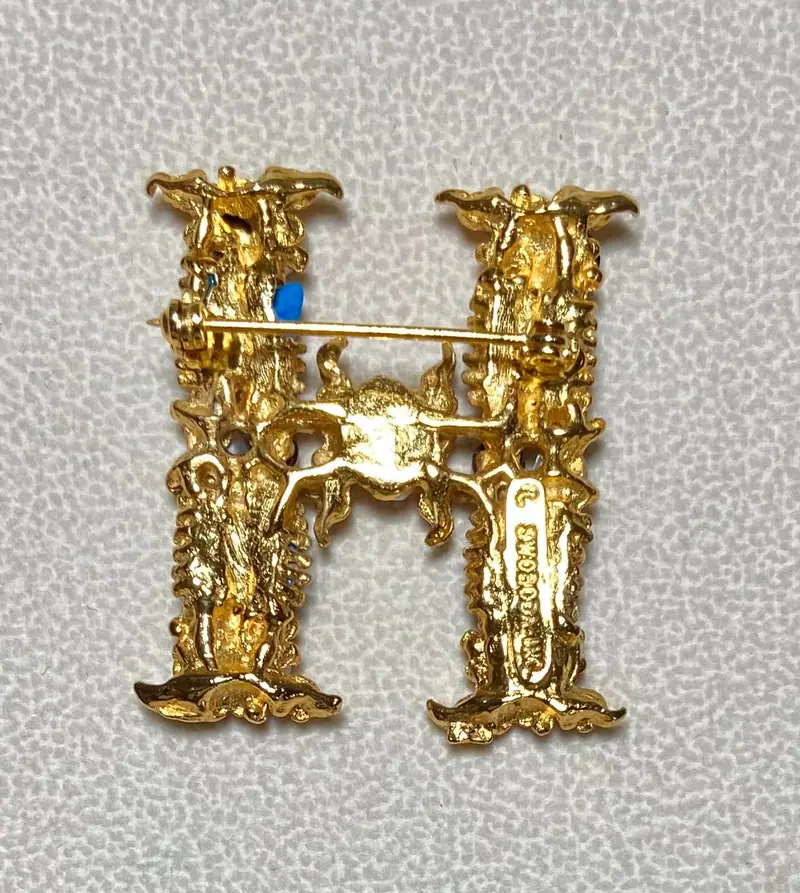 字母「H」胸针 — 珊瑚、橄榄石、淡水珍珠 (2)