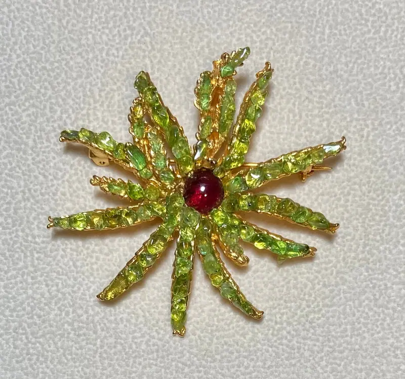 Starfish / Brooch — Peridot, Garnet